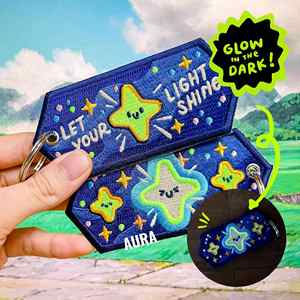 พวงกุญแจทอผ้าแบบกำหนดเอง ผลิตในจีน พวงกุญแจโลโก้แบบกำหนดเอง ป้ายปักลาย ป้ายเย็บติด พวงกุญแจ - Product Image 5