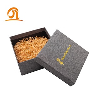 Cajas de joyería Cajas de regalo de papel de tamaño personalizado Cajas de pulsera de cartón natural con rafia llena - Product Image 1