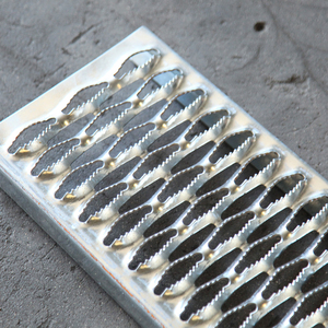 Mái chống trượt cá sấu loại Grip strut an toàn lối đi sàn Catwalk nhôm Grating Bảng điều chỉnh - Product Image 3