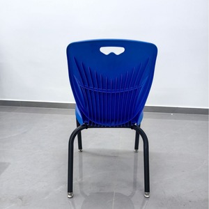 Chaise de bureau en plastique bleu avec pieds en acier, empilable, design minimaliste, grande taille - Product Image 3