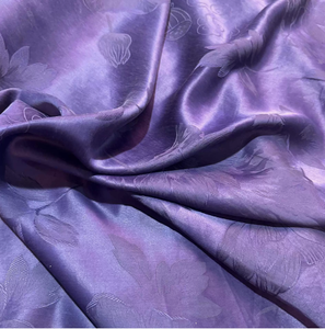 <span class=keywords><strong>Tela</strong></span> de Seda 100% Morera Jacquard Satinado con Patrón de Loto <span class=keywords><strong>Morado</strong></span> 26mm para Vestidos Cheongsam - Product Image 1