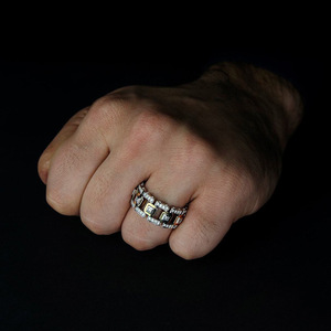 Anello moderno bicolore per donna, design con intarsi scintillanti, gioielli creativi alla moda - Product Image 4