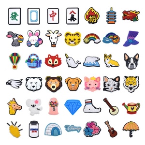 Sabot de même style du concepteur 3d nouveau drapeau personnalisé Jibbitzed décoration sandale animal chaussure charme - Product Image 1