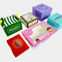 Boîte à gâteau blanche personnalisée avec fenêtre en PVC, couvercle à rabat, lamination mate, impression CMJN, matériaux recyclés, doublure en éponge pour donuts et brownies