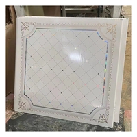 Plaque de plafond décorative imperméable Matériaux de construction 595/603mm Panneaux en PVC 3D Panneau de plafond en PVC