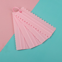 Jeu de 4 peignes en plastique pour grattoir à crème grattoir à gâteau double face Outils de cuisson pour la création de gâteaux