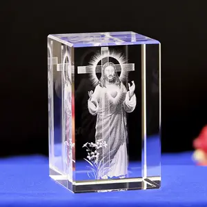 2021 Nieuwe Groothandel 3D Lasergravure Met Jezus En Cross Crystal Cube Voor Religie Gift