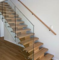 Escalier de villa moderne en acier et bois avec garde-corps en verre/métal, escalier intérieur durable pour hôtels