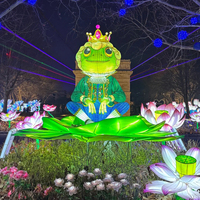 Lanterne géante personnalisée en soie, motif animal de dessin animé mignon, pour décoration extérieure de parc à thème, lanterne Grenouille Prince et Dinosaure pour spectacle lumineux de festival