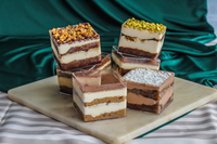 Boîte à gâteau carrée, boîte à dessert mousse avec autocollants, conteneur transparent en PS jetable pour tiramisu