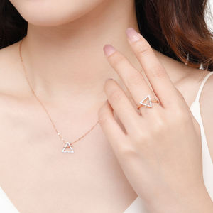 แหวนเพชรแท้ทรงสามเหลี่ยมดีไซน์ทันสมัย ทองคำแท้ 18K สีโรสโกลด์ คุณภาพสูง ขายส่ง เหมาะสำหรับใส่ทุกวัน - Product Image 1