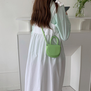 กระเป๋าสะพายข้างผู้หญิงแบบมินิ หูหิ้วแบบแม่เหล็ก สีพื้น ซัมเมอร์ 2022 สีขาว สีแดงกุหลาบ สีเขียวอ่อน - Product Image 3