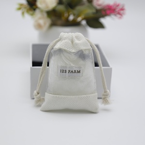 Pequeña bolsa con cordón de yute de cáñamo de arpillera orgánica personalizada con función reciclable de ventana de PVC de Organza - Product Image 2