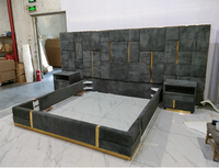 Lit double haut de gamme C2039 avec grande tête de lit, cadre de lit king size italien contemporain et luxueux, rembourré