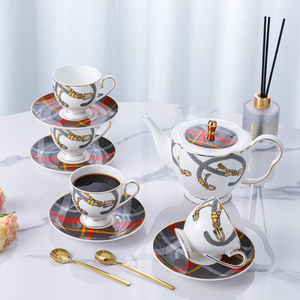 P & T <span class=keywords><strong>Royal</strong></span> Ware Ensemble élégant de tasses à thé et à café et soucoupes en porcelaine osseuse fine à bord doré par PITO - Product Image 1