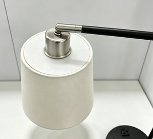 Lámpara de Hotel Contemporánea Personalizada para Habitación King, Cuerpo de Hierro, Pantalla de Tela, Control LED WiFi, Acabado Blanco Ecológico, Doble Enchufe de CA - Product Image 6