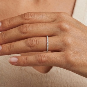 Bague d'éternité Dylam Fine Fashion en argent sterling 925 plaqué rhodium, entièrement sertie de pierres de moissanite 0,525 ct D VVS1 pour femmes - Product Image 2