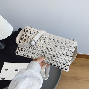 <span class=keywords><strong>Sac</strong></span> à bandoulière rectangulaire grande capacité style punk gothique avec rivets argentés anti-décoloration - Product Image 4