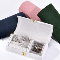 Boîte de rangement compacte de voyage pour bagues, boucles d'oreilles et colliers, boîte à bijoux de luxe portable en velours perlé arqué pour femmes