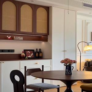 Aparador de Comedor de Ratán Color Crema y Nogal de Lujo - Iluminación LED y Barra de Café, Almacenamiento Multizona para Espacios Bohemios Elegantes - Product Image 2