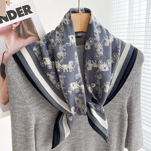 Nouvelle Écharpe Carrée Grande Taille en Soie 70 Double Face Hétérochromatique Guofeng War Horse Printemps-Automne pour Femme et Mère - Product Image 1