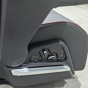 Sièges électriques sur mesure pour fourgonnettes commerciales, en cuir véritable, avec options de confort complet, chauffage, ventilation et massage. - Product Image 3