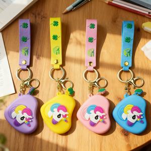 Vente en gros de porte-clés multifonctionnels en silicone, étuis pour écouteurs, pendentifs, cadeaux originaux en plastique de style dessin animé - Product Image 1