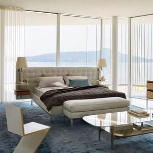 Lit en tissu minimaliste italien haut de gamme, en coton et lin, avec détails en pompons, pour villa, penthouse, chambre principale et maison de luxe - Product Image 1