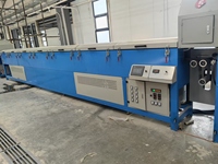 Ligne de vulcanisation à micro-ondes à haut rendement pour l'extrusion et le durcissement de bandes d'étanchéité en caoutchouc mousse EPDM