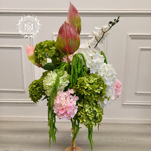 Elegante Arreglo Floral Artificial <span class=keywords><strong>de</strong></span> Hortensias Verdes y Rosas, Orquídeas Blancas y Flores Exóticas sobre un Soporte Dorado - Product Image 1