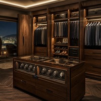 Dressing sur mesure de luxe suisse en noyer avec table îlot et remontoir de montres rotatif pour suite parentale haut de gamme
