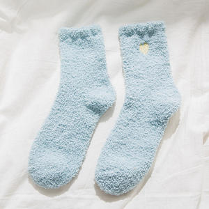 Vente en gros de chaussettes thermiques chaudes et douillettes pour femmes Chaussettes en éponge pour dormir à la maison Chaussettes d'hiver moelleuses à broderie pour femmes - Product Image 5