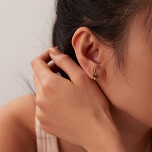 Pendientes Minimalistas de Serpiente para Mujer, Joyería de Acero Inoxidable con Circonita Cúbica y Cristal, para Animales Pequeños - Product Image 4