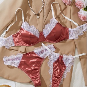 Ensemble trois pièces exclusif transfrontalier de style français en satin rose poudré avec patchwork de dentelle (un haut et deux bas) pour un port facile - Product Image 2