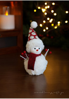 Bonhomme de neige festif de Noël, bonhomme de neige en peluche mignon avec écharpe rouge, décoration intérieure de Noël, cadeau de Noël