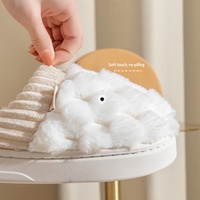 Chaussons d'intérieur en fourrure moelleuse hexagonale avec logo personnalisé OEM/ODM, semelle antidérapante, pour femmes et hommes