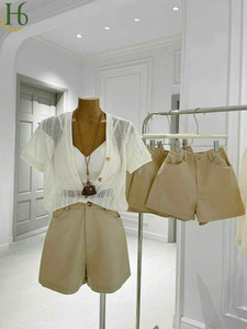 Ensemble d'été respirant en mélange de lin blanc : Veste cintrée à col rabattu et manches courtes, soutien-gorge court à deux bretelles et short nude - Product Image 3
