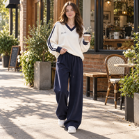 Ensemble de survêtement personnalisé OEM pour femme : Sweat-shirt à col en V avec bande latérale et pantalon large – Survêtement décontracté – Fabricant sous marque privée