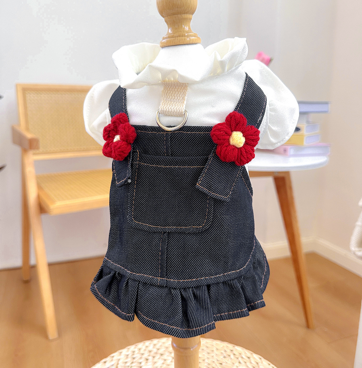 Vestito con bretelle a fiore rosso