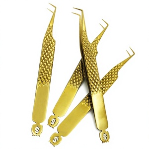 Pinzas de acero inoxidable con punta de fibra para extensiones de pestañas, diseño de agarre de diamante y base de dólar, con acabado dorado al plasma. - Product Image 3