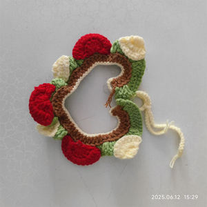 "Accesorio decorativo para mascotas, babero <span class=keywords><strong>de</strong></span> lazo <span class=keywords><strong>de</strong></span> punto simple con gorra <span class=keywords><strong>de</strong></span> capullo <span class=keywords><strong>de</strong></span> flor fragante hecha <span class=keywords><strong>de</strong></span> lana" - Product Image 4