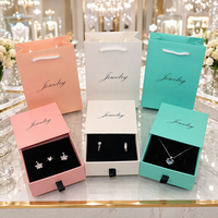 Boîte à bijoux carrée en papier pour ranger colliers, bagues, boucles d'oreilles avec sac cadeau