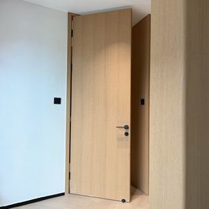 Porta Interna Personalizada em Carvalho Branco com Folheado Natural Cortado em Rift, Núcleo <span class=keywords><strong>S</strong></span>ólido, Acabamento em Cor e Dobradiça Oculta com Fechadura Magnética - Product Image 2