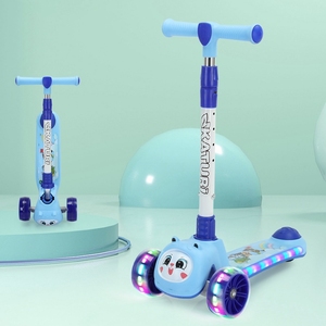 Trottinettes à pédales pliables pour enfants chauds avec 3 ensembles de coudières de genou à roues en polyuréthane lumineuses pour enfants de 2 à 14 ans - Product Image 2