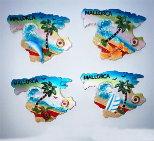 Imán de nevera personalizado de poliresina sostenible con diseño náutico de playa de <span class=keywords><strong>Mallorca</strong></span>: delfín, tabla de surf, tortuga, palmera, hogar - Product Image 1