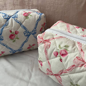 <span class=keywords><strong>กระเป๋า</strong></span>เครื่องสำอาง<span class=keywords><strong>ปัก</strong></span><span class=keywords><strong>ลาย</strong></span><span class=keywords><strong>ดอกไม้</strong></span>สีชมพูน่ารักแบบสั่งทำพิเศษ <span class=keywords><strong>กระเป๋า</strong></span>ใส่เครื่องสำอางแบบ Coquette พร้อมผ้าเช็ดตัวและซับในลายตาราง - Product Image 5