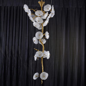 โคมไฟระย้าแก้วคริสตัลติด<span class=keywords><strong>เพดาน</strong></span> LED ทรงใบบัวโคมไฟระย้าทันสมัยสำหรับเพดานสูงตกแต่งโรงแรมวิลล่าแบบกำหนดเองได้ - Product Image 5