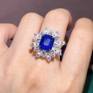 Anillo de Zafiro Azul Real de Sri Lanka de 4.87ct con Certificación AIGS en Oro Blanco de 18K con 209 Diamantes de Alta Calidad para Damas en Ocasiones Nocturnas - Product Image 4