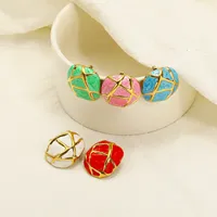 Boucles d'oreilles clous irrégulières en émail rouge vif et or, motif croisé, en acier inoxydable, hypoallergéniques, bijoux d'oreille chics pour le quotidien