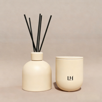 Ensemble cadeau de luxe personnalisé avec logo privé, comprenant un pot à bougie cylindrique en céramique marron vide et une bouteille diffuseur, pour la décoration intérieure.